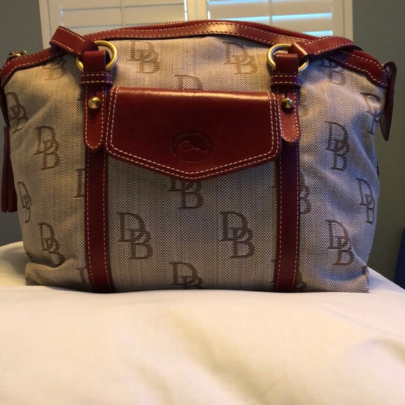 Dooney & Burke beautiful handbag. - Picture 1 of 5